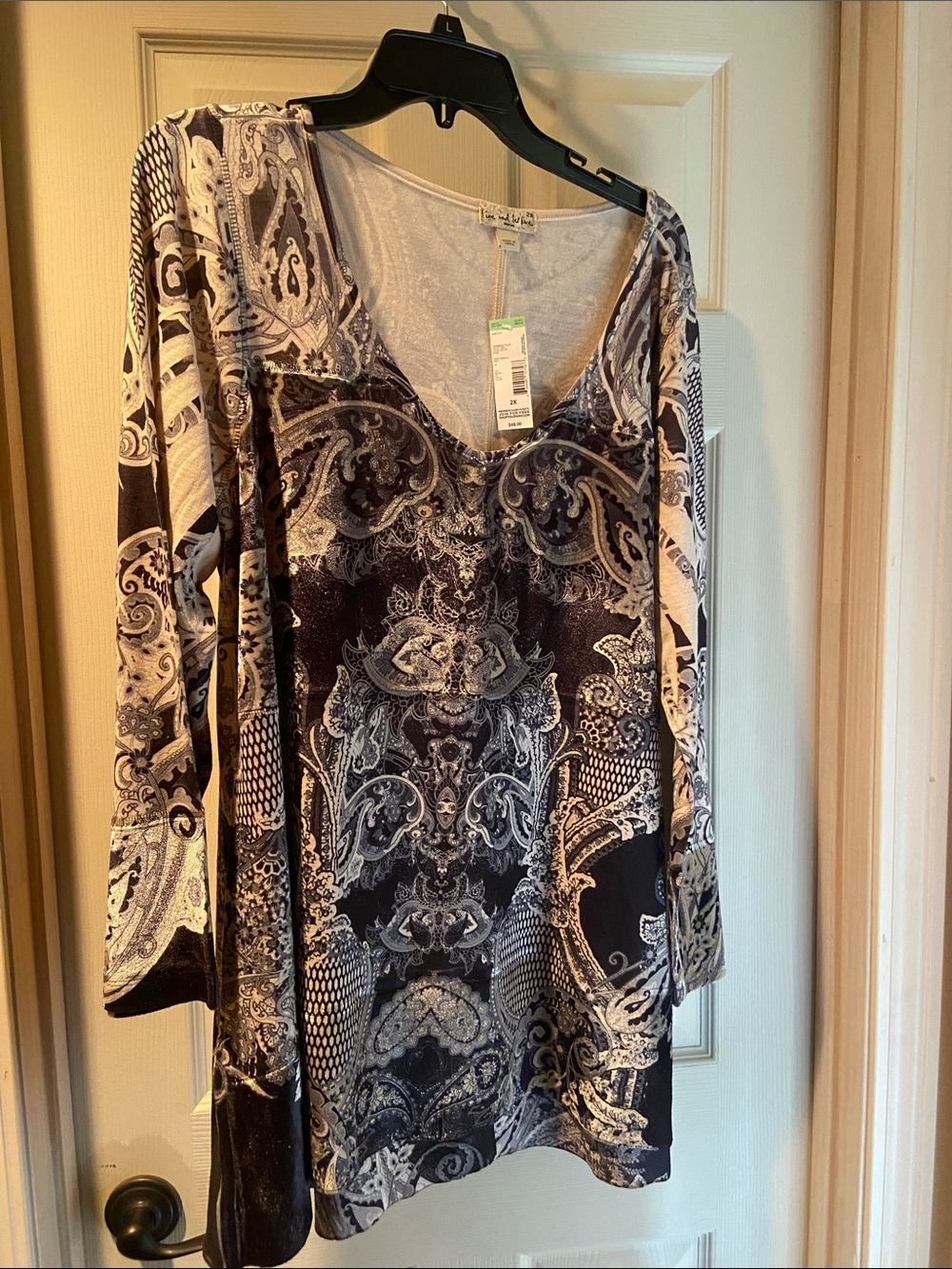 live and let live Black & White Paisley V-Neck Long Sleeve Top